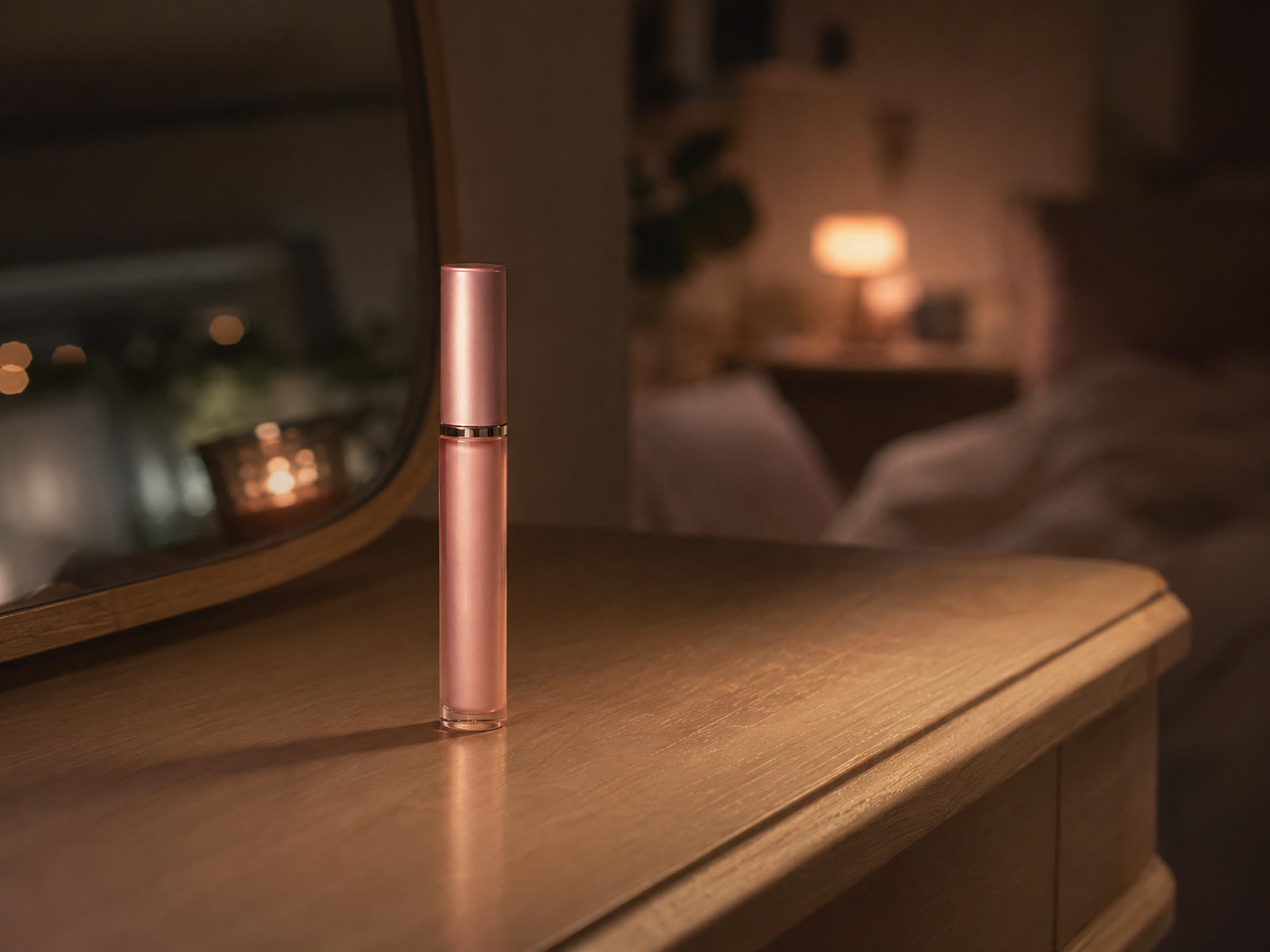 夜、間接照明の寝室でドレッサーに置かれたLUNÉA Lash Serum